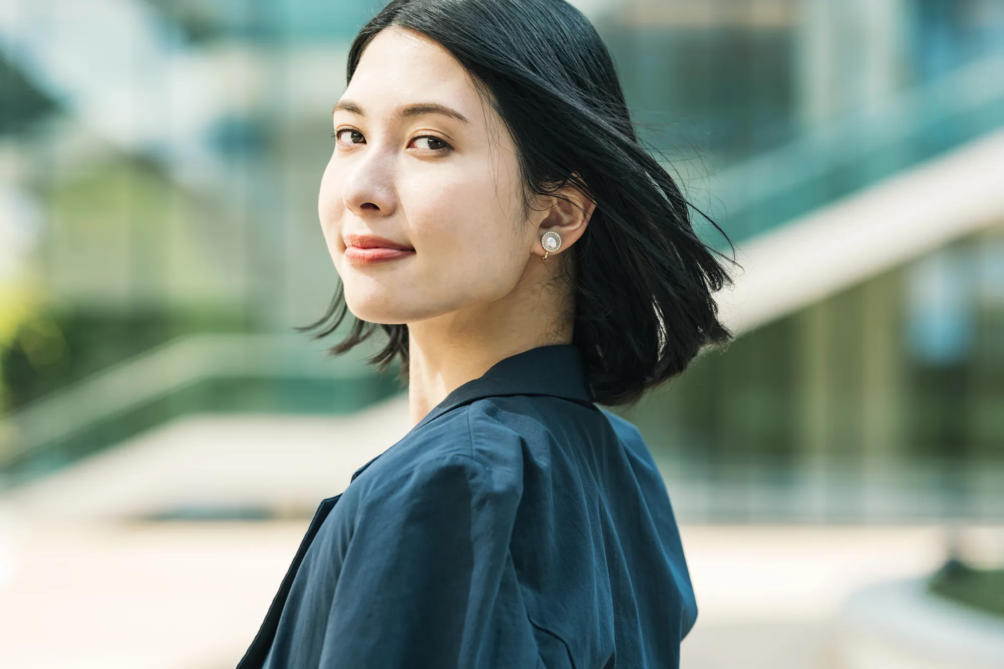 振り返る女性