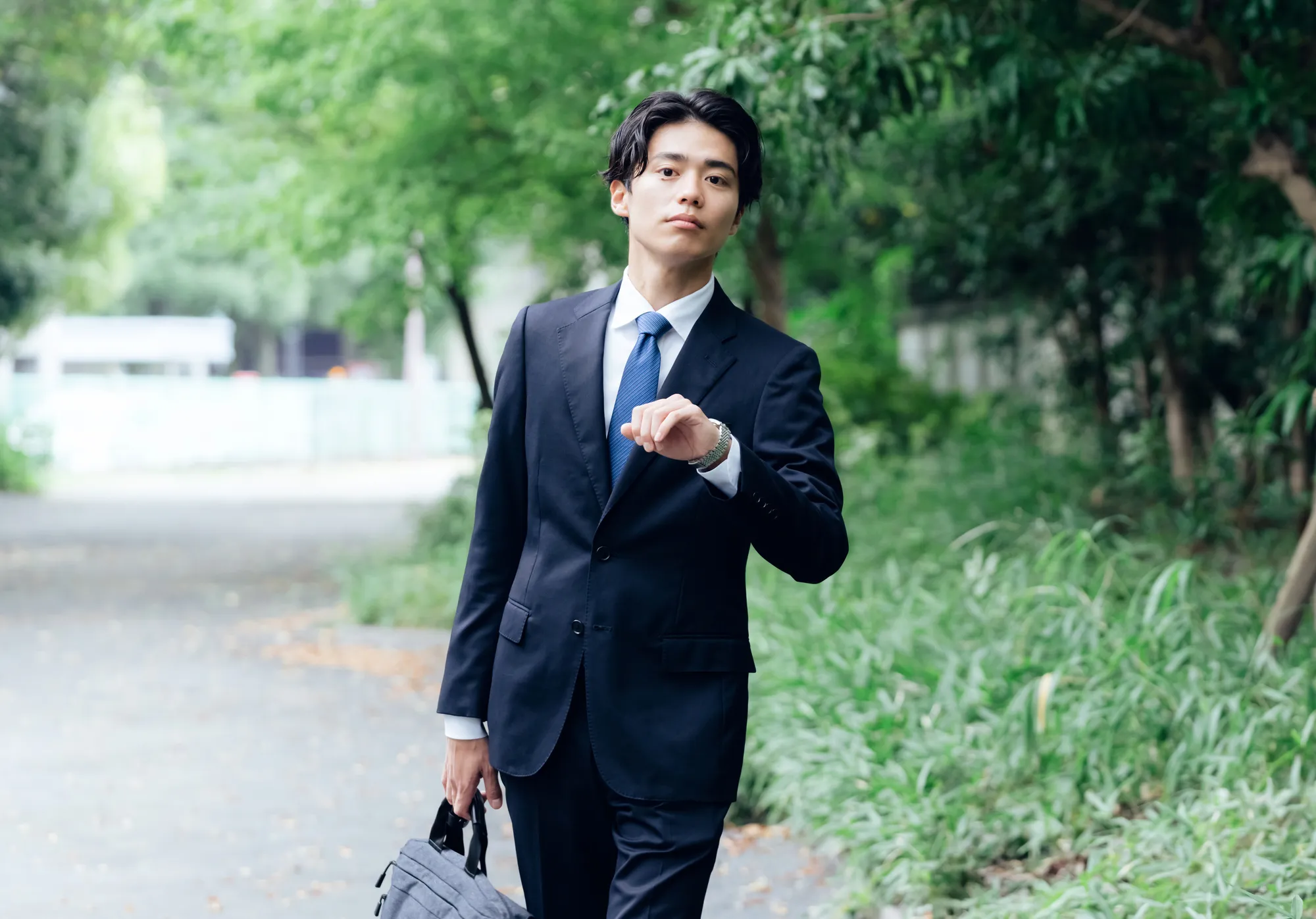 公園を歩く男性