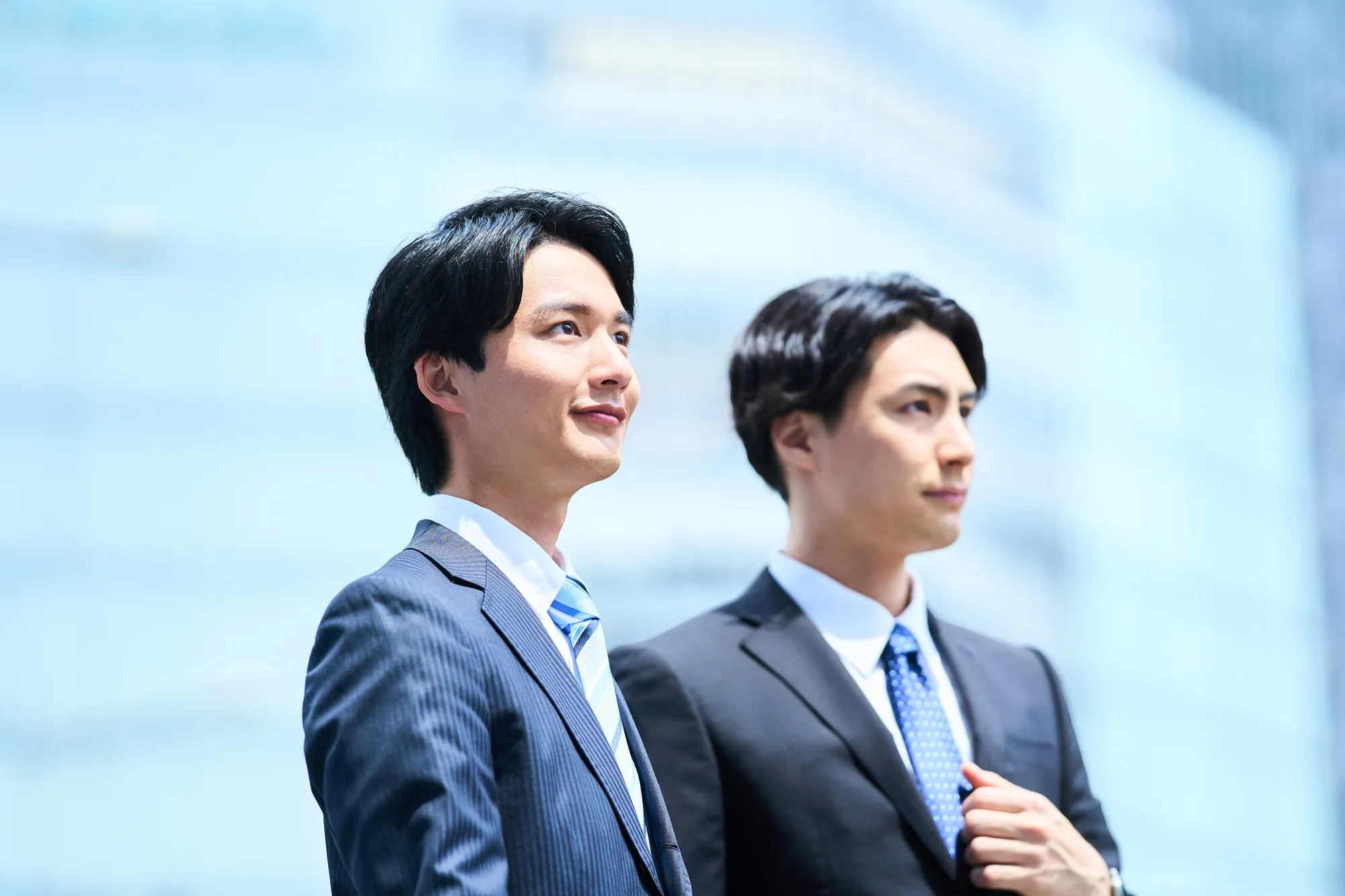 前を見る男性たち