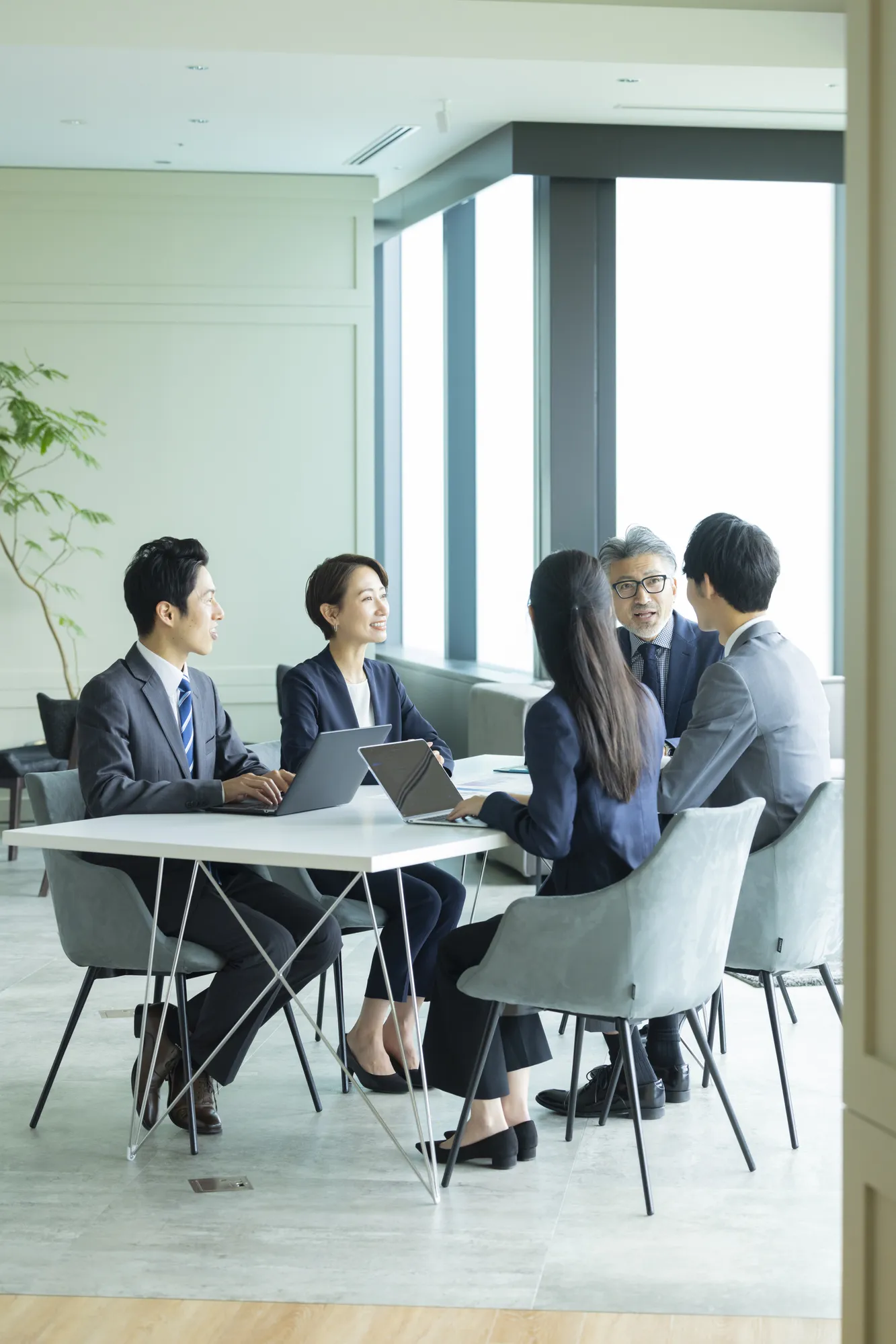 会議室での打ち合わせ