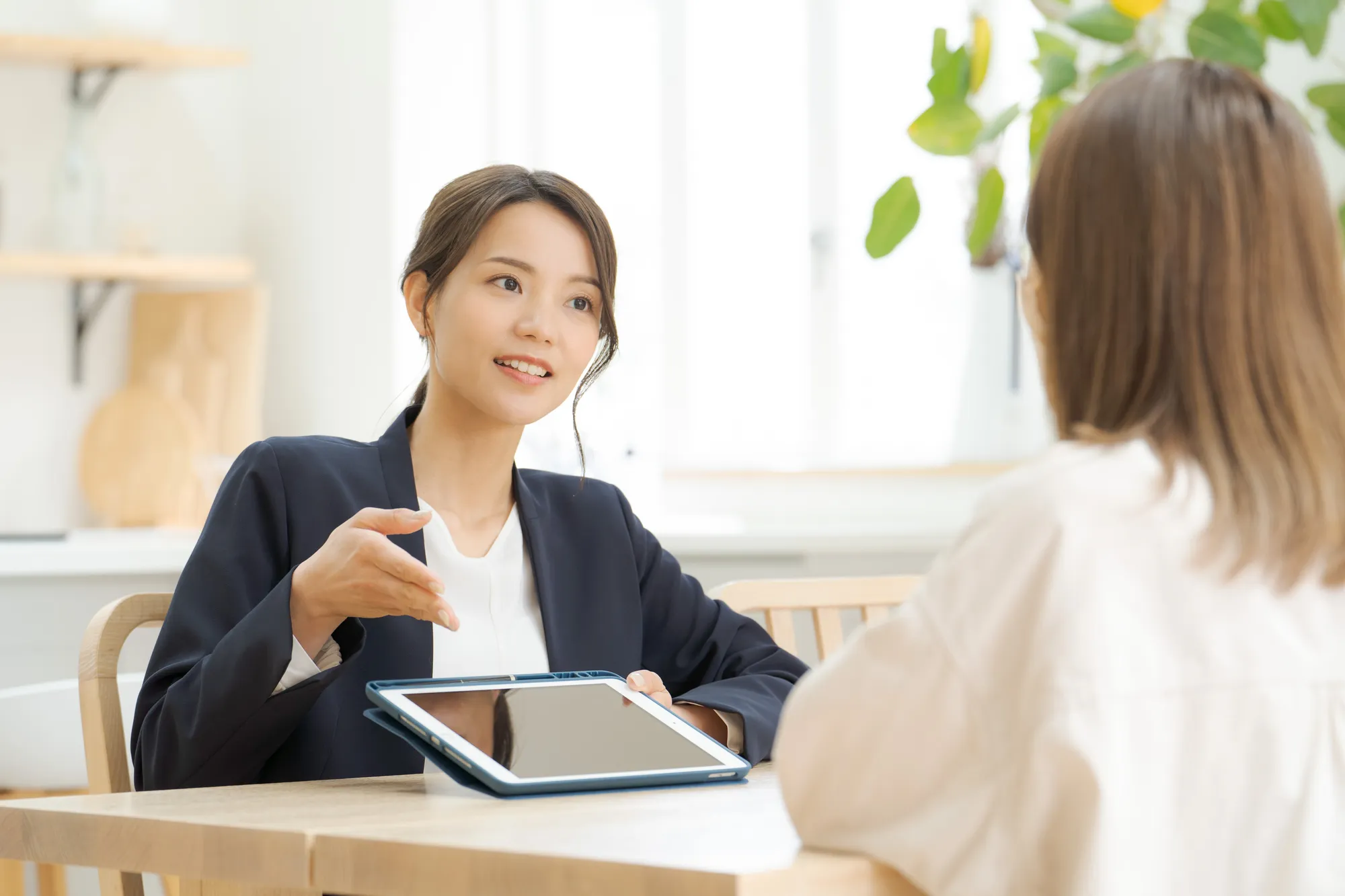 タブレットで説明する様子